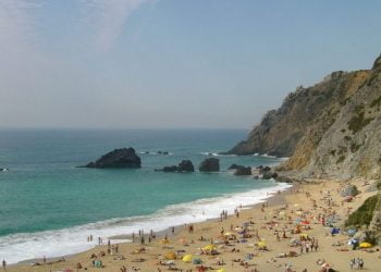 Praia da Adraga sujeita a obras em plena época balnear