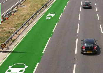 Reino Unido testa estradas que carregam veículos eléctricos em andamento