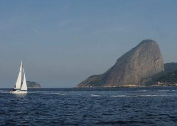 Velejador internado devido a contaminação da água da baía de Guanabara