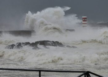 Mau tempo agrava-se nas Flores e no Corvo