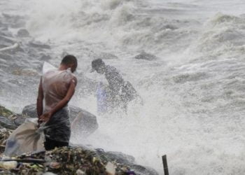 Milhares de pessoas fugiram por causa do tufão Koppu
