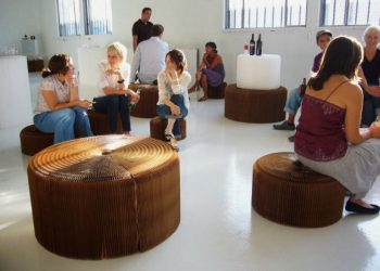 Um livro que se transforma num banco desdobrável