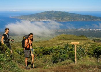 Tribunais e câmaras nos Açores encerram esta tarde devido ao mau tempo