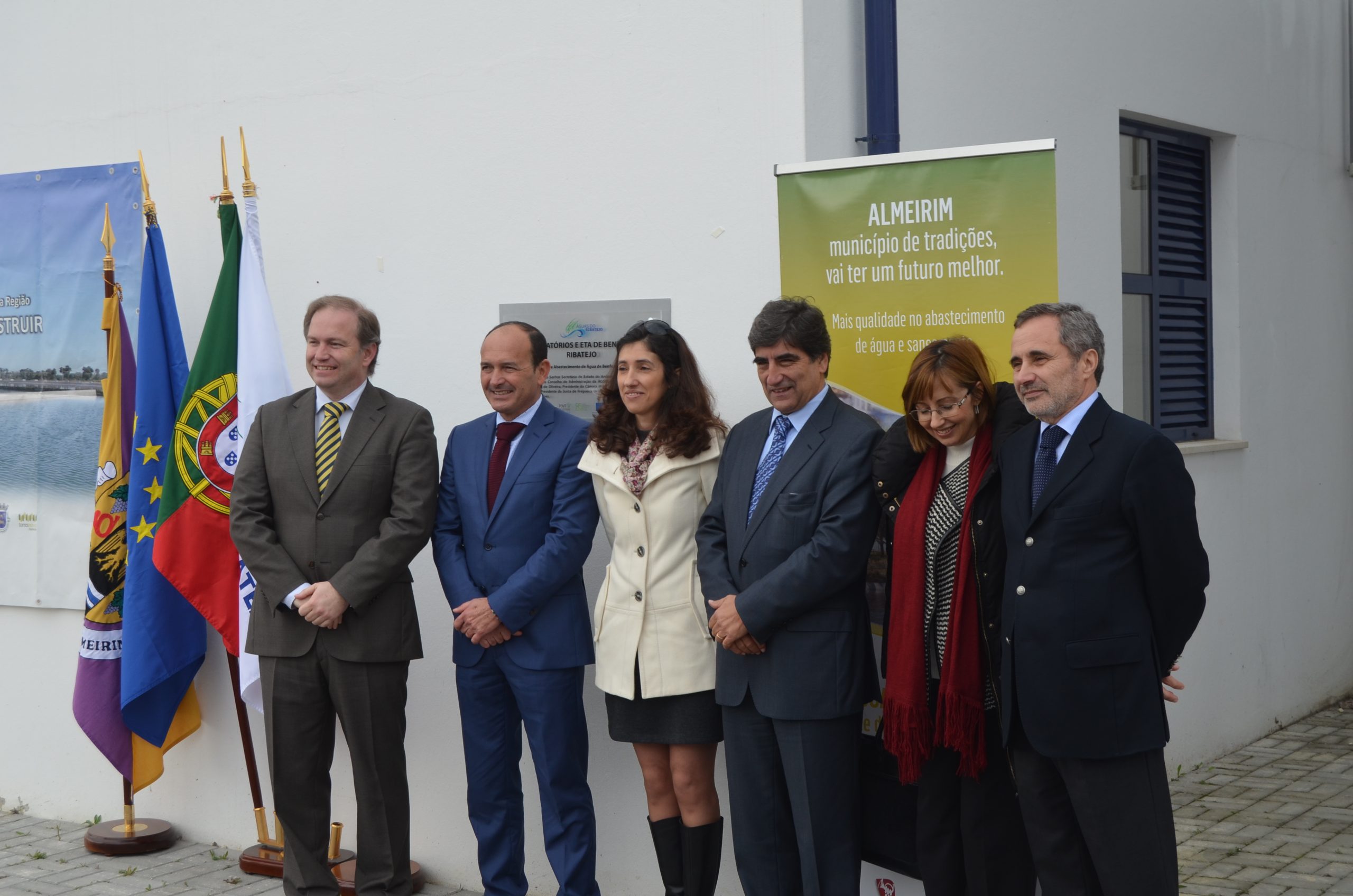 Pedro Ribeiro, Presidente da Câmara Municipal de Almeirim, Francisco Oliveira, Presidente da Águas do Ribatejo, Cândida Lopes, Presidente da Junta de Freguesia de Benfica do Ribatejo, Carlos Martins, Secretário de Estado do Ambiente, Helena Pinheiro de Azevedo, Presidente da Comissão Executiva do POVT/PO SEUR e Moura de Campos, Diretor-geral da Águas do Ribatejo.