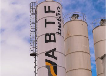 Câmara embarga central de betão clandestina