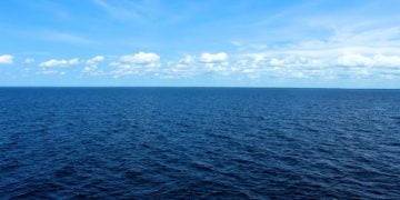 Cientistas descobrem bactérias no oceano que ajudam a regular o clima