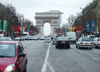 Paris começa a proibir circulação de carros produzidos antes de 1997