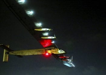 Avião solar completa volta ao mundo sem usar combustível
