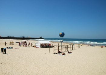 Praia de bandeira azul limpa após queixas