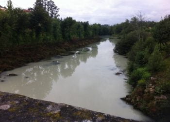 Descarga de pó de pedra deixa rio Ave branco durante horas