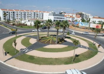 Lagoa com rede de bicicletas elétricas em janeiro