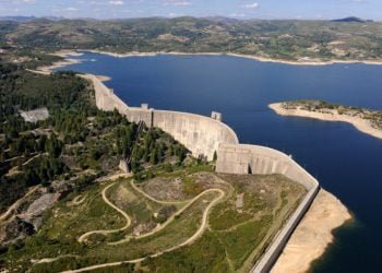 EDP tem projeto-piloto com painéis solares flutuantes em barragem de Montalegre