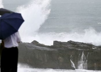 Marinha lança alerta para ondas gigantes