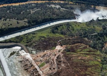 Níveis de água em barragem nos EUA baixam após evacuação em massa