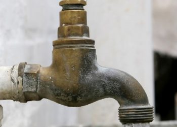 Não cobrança de 30% da água da torneira gera perdas de 235 milhões para municípios e cidadãos