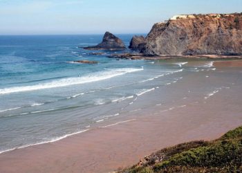 Cordão dunar reforçado e passadiços recuperados na Praia de Odeceixe