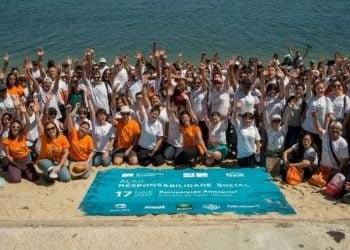 Voluntários da Universidade Europeia, IADE e IPAM recolhem lixo das praias do Estuário do Sado
