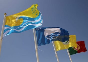Totalidade das praias de Olhão já ostenta Bandeira Qualidade de Ouro