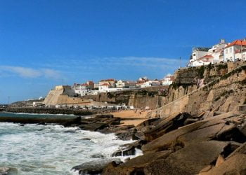 Mais de seis dezenas de jovens voluntários limpam as praias da Ericeira
