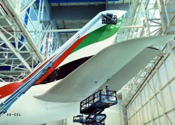 Emirates apresenta técnica de limpeza de aviões amiga do ambiente