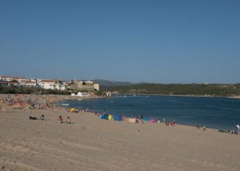 Praia da Franquia reabre hoje após intervenção de reposição de areias