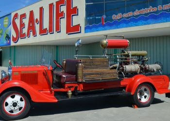 Veículos históricos de bombeiros voluntários em exposição no SEA LIFE Porto