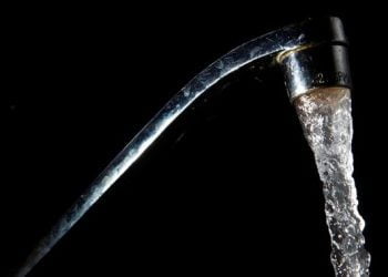 Portugueses podem beber água da torneira “com confiança”, garante regulador