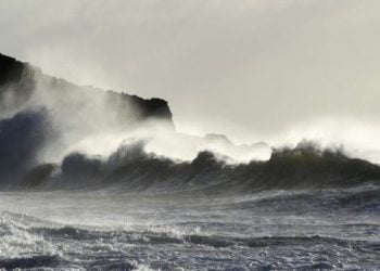 Agitação marítima mantém costa Norte em aviso laranja