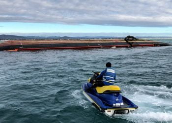 Draga que se virou em Olhão tem pequenas fugas de combustível