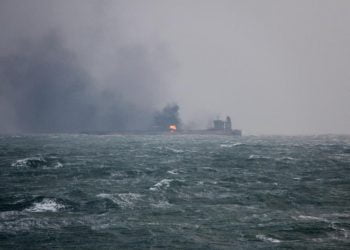 Petroleiro em chamas ao largo de Xangai afunda-se após oito dias