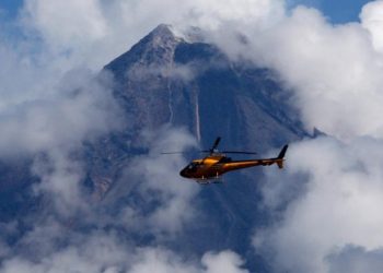 Vulcão nas Filipinas continua em erupção, 40 mil pessoas procuram abrigo