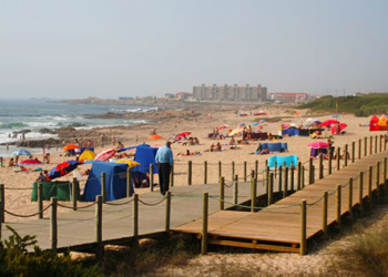 Praia de Matosinhos continua com restrições devido ao escorrimento de lamas