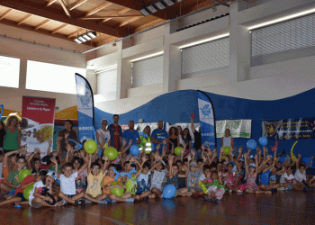 Duzentas crianças abraçam a água em Salvaterra de Magos