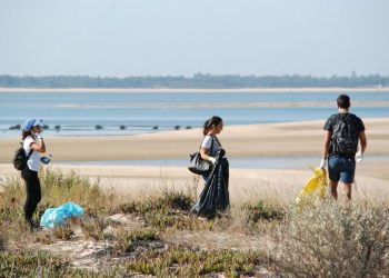 Caloiros do IPS retiram mais de 2 toneladas de lixo do estuário do Sado
