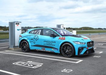 ABB fornece energia para primeiro carro de competição 100% elétrico