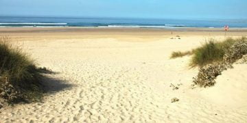 Costa de Caparica recebe um milhão de metros cúbicos de areia em 2019
