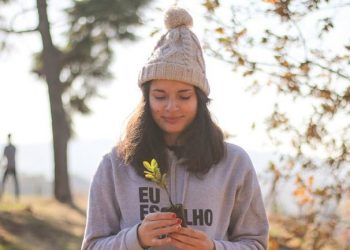 Estudantes da Universidade de Aveiro recebem árvores “bebés” para cuidarem e plantarem