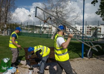 Reclusos procedem a limpezas na Fuseta e na Ilha da Armona