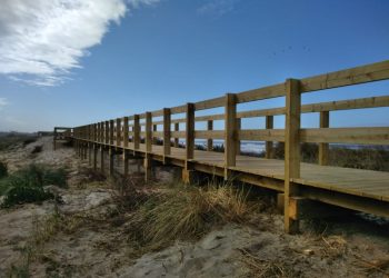 TOSCCA constrói passadiços e escada na Praia da Arda