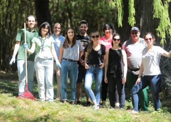 Inspira Santa Marta Hotel limpa jardim em ação de voluntariado “Doing The Right Thing”