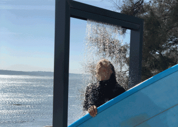 Praia de Santo Amaro de Oeiras tem um chuveiro destinado para os surfistas