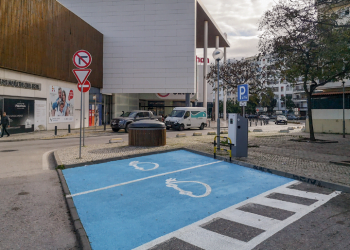 Olhão já tem posto de carregamento para veículos elétricos a funcionar