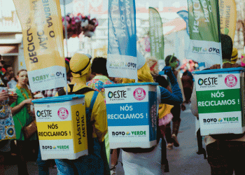 Ecopontos Humanos da Novo Verde ajudam a reciclar no  Carnaval de Torres Vedras