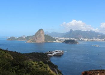 Confinamento ajuda a descontaminar águas da icónica baía de Guanabara