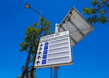 Albufeira instala sistema de encaminhamento e gestão de veículos a energia solar nos parques da cidade