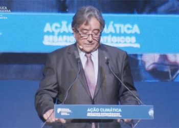 Oceano deve ser “integrado na política de neutralidade carbónica”, defende ministro do Mar