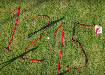 Milhares de pessoas tricotaram 1215 metros de Linha Vermelha contra a prospecção de combustíveis fósseis em Portugal