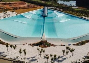 De que forma é que a prática de surf em piscinas de ondas pode contribuir para a economia azul?