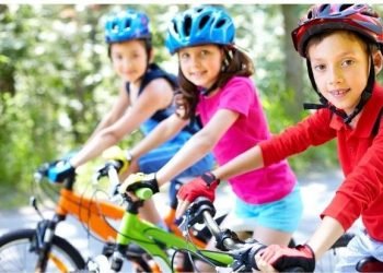 Programa da EMEL lança “Escolinha da Bicicleta” para ensinar crianças a pedalar