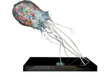 Alforreca gigante feita de embalagens de bebidas recicladas dá vida à nova exposição de Cascais